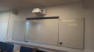 Tableau, vidéoprojecteur et enceintes